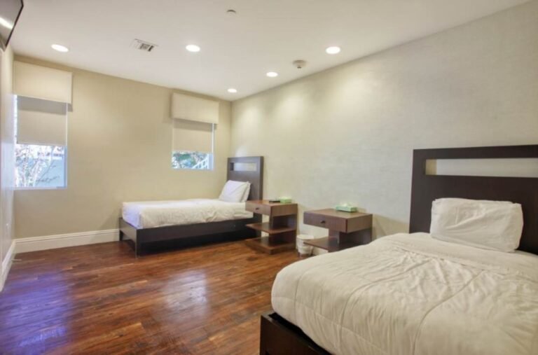 SunriseDetoxFtLaduerdaleBedroom 1000x660 1 768x507