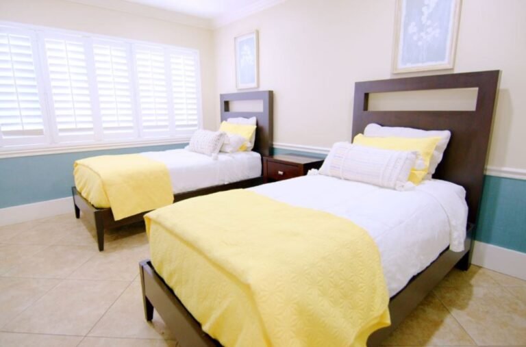 SunriseDetoxPalmBeachBedroom 481 1000x660 1 768x507