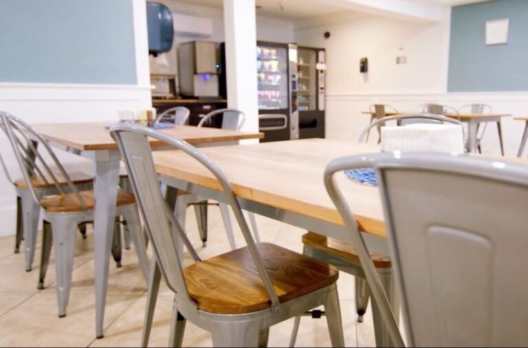 SunriseDetoxPalmBeachDiningRoom 1000x660 1 768x507